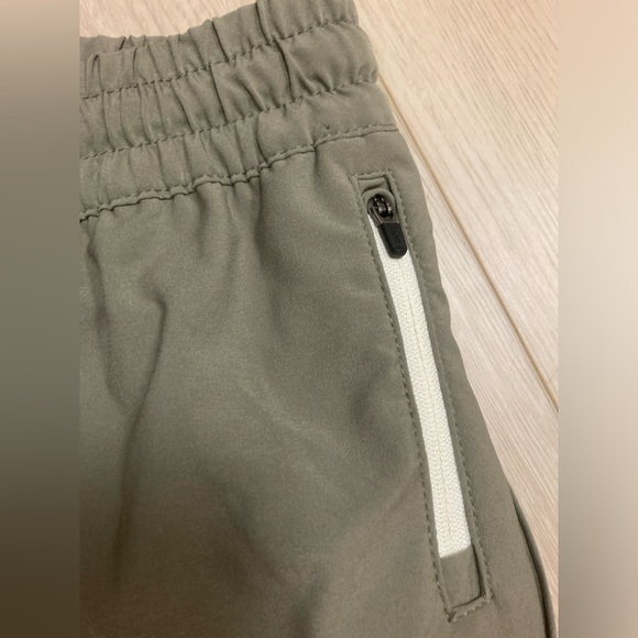 Vuori Clementine 4" Running Shorts Pistachio Green Pull on Women's Size Large - Picture 2 of 6